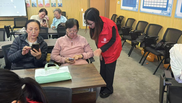 智能修图进社区,银龄乐享数字生活-大学生志愿服务网